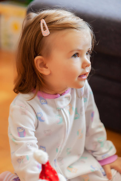 image of a child from profile while watched tv, note shallow depth of field - Foto, immagini