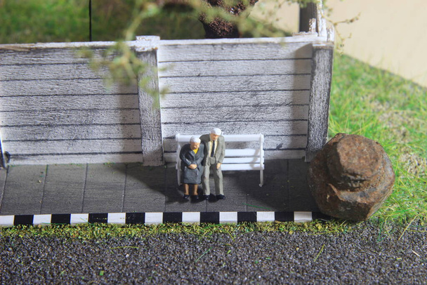 ilustrační fotografie pro romantický nezapomenutelný okamžik, Starý pár Mini postava hračka sedět na bílém křesle  - Fotografie, Obrázek
