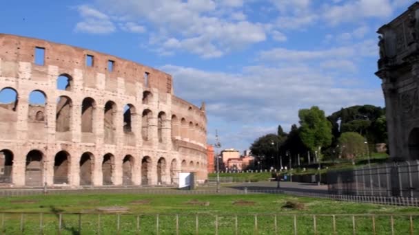 Colosseum κοινή θέα, δεν υπάρχουν άνθρωποι κάτω από έναν καθαρό ουρανό - Πλάνα, βίντεο