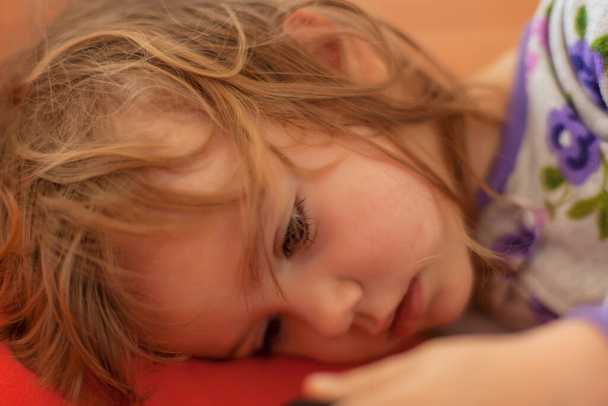 gyermek fekszik egy nagy ágy, vegye figyelembe, sekély mélysége mező - Fotó, kép