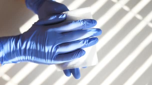 Lääkäri puhdistaa ja desinfioi kädet Coronaviruksen varalta. Desinfiointi märkä pyyhkeet e desk kotona, toimistossa, sairaalassa tai muussa pysäyttämiseksi koronaviruksen COVID-19 - Materiaali, video