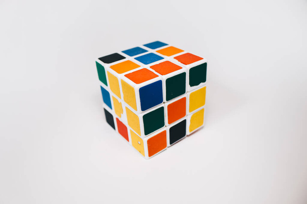 Yogyakarta, Indonésia - novembro de 2019: O brinquedo cubo de Rubik 3x3 isolado no fundo branco. Resolver tarefas difíceis
. - Foto, Imagem