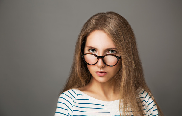 Portrait de Hipster Girl à la mode dans des lunettes
 - Photo, image