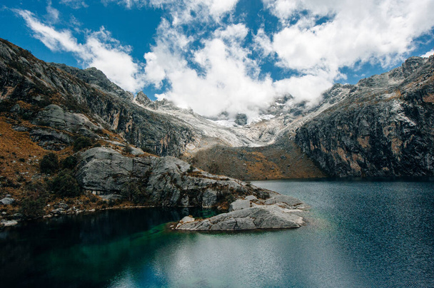 Cumbre de Nev Churup y Laguna, Parque Nacional Huascaran en los Andes, América del Sur - Foto, Imagen