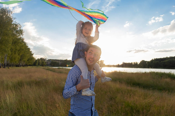 el Papá con la hija con la cometa al atardecer - Foto, imagen