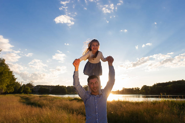 the Happy Dad with Daughter at Sunset - Φωτογραφία, εικόνα