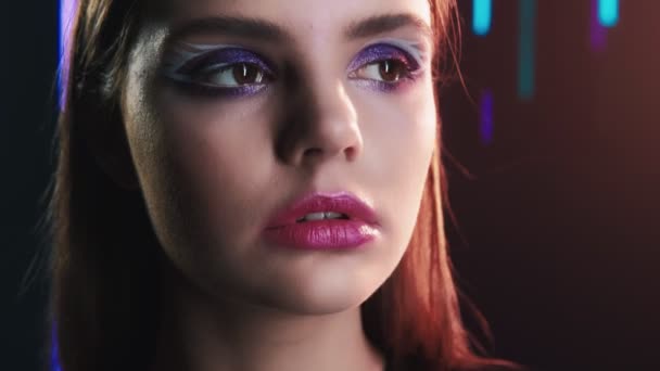 fashion model portrait confident girl night makeup - Filmati, video