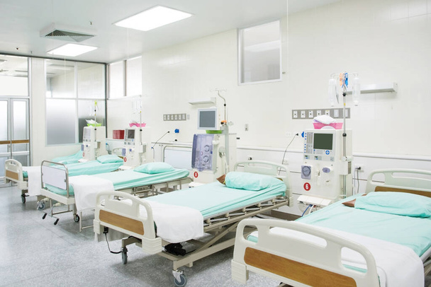 Cama do paciente e equipamentos de diagnóstico com equipamento moderno e confortável equipado no hospital
. - Foto, Imagem