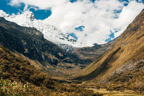 Η θέα από την κοιλάδα στο μονοπάτι της πεζοπορίας προς Λαγκούνα 69, Περού - Φωτογραφία, εικόνα