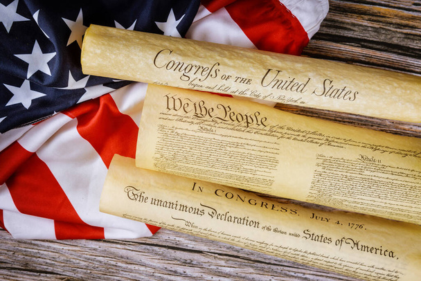 Gros plan d'une réplique du document américain de constitution américaine Nous le peuple avec le drapeau américain. - Photo, image