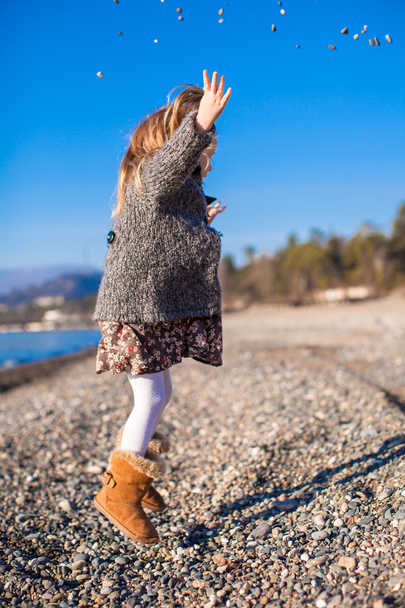 sevimli küçük kız sahilde sıcak kış gününde eğleniyor - Fotoğraf, Görsel