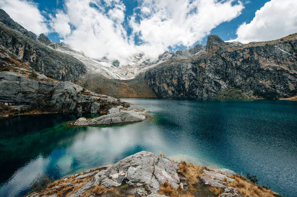 Cumbre de Nev Churup y Laguna, Parque Nacional Huascaran en los Andes, América del Sur - Foto, imagen