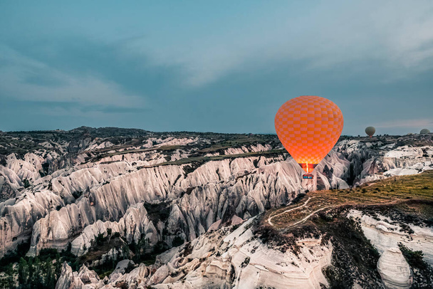 Légi felvétel hőlégballonokról, amint látványosan repülnek a törökországi Cappadociában. Goreme nemzeti park. - Fotó, kép