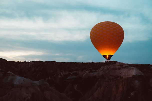 Türkiye 'nin başkenti Kapadokya' da uçan sıcak hava balonları. Goreme Milli Parkı. - Fotoğraf, Görsel