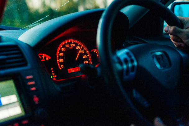 russia - settembre, 2019 Il tachimetro in un ago per auto sta mostrando velocità
. - Foto, immagini