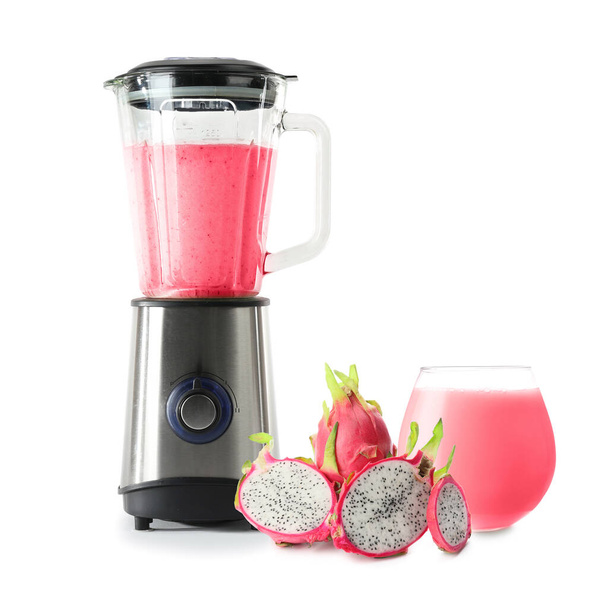 Mixer und Glas gesunder Smoothie mit Drachenfrüchten auf weißem Hintergrund - Foto, Bild