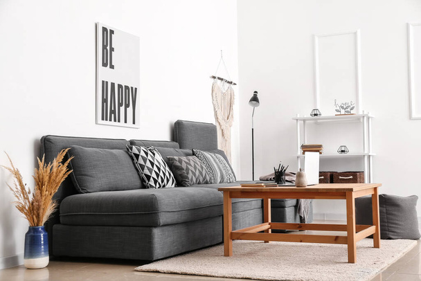 Интерьер современной комнаты со столом и диваном - Фото, изображение