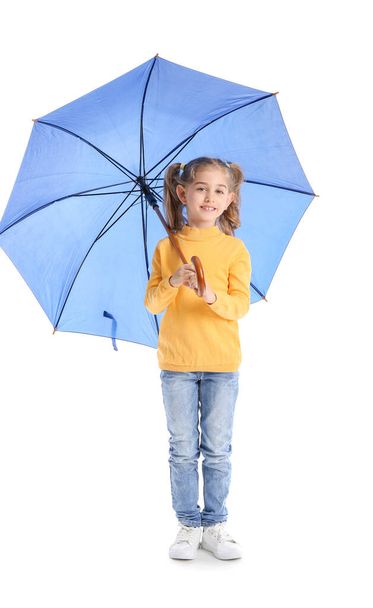 Beyaz arka planda şemsiyesi olan küçük şirin bir kız. - Fotoğraf, Görsel