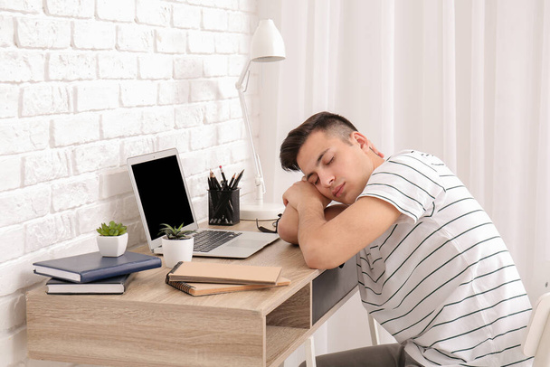 Уставший человек, работающий в офисе. Концепция недосыпания
 - Фото, изображение