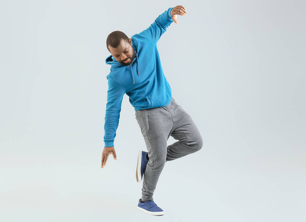 Bailarina de hip-hop afroamericana masculina sobre fondo claro
 - Foto, imagen