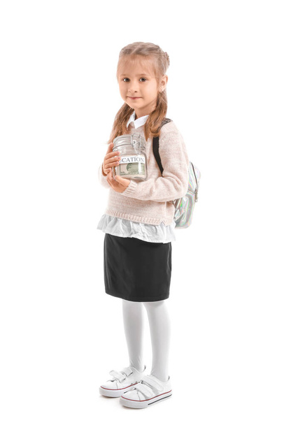 Meisje met spaargeld voor onderwijs op witte achtergrond - Foto, afbeelding