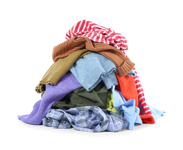 Heap de roupas sujas no fundo branco
 - Foto, Imagem