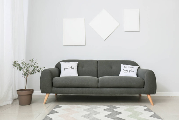 Интерьер комнаты с современным диваном - Фото, изображение