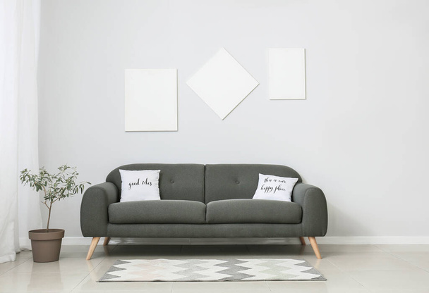 Wnętrze pokoju z nowoczesną sofą - Zdjęcie, obraz