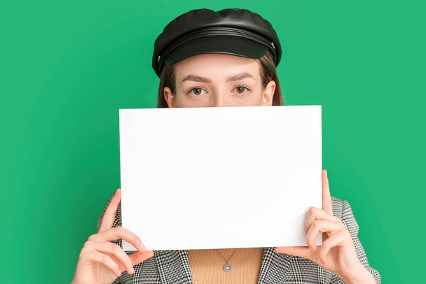 Young woman with blank card on color background - Foto, immagini