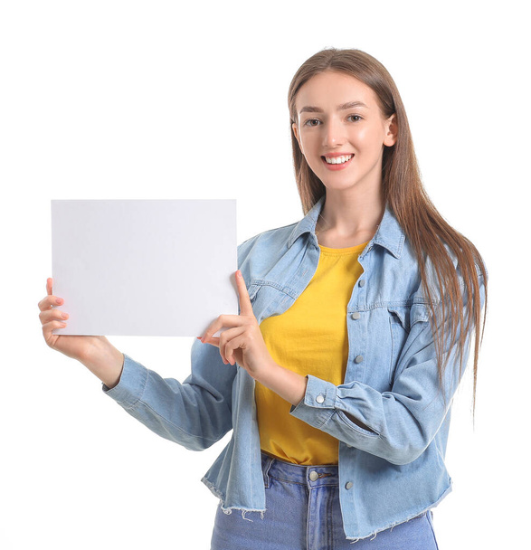 Молодая женщина с пустой карточкой на белом фоне
 - Фото, изображение