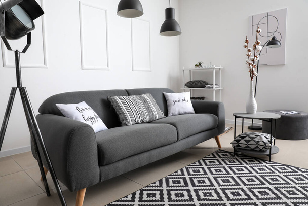 Interno di camera moderna con comodo divano - Foto, immagini