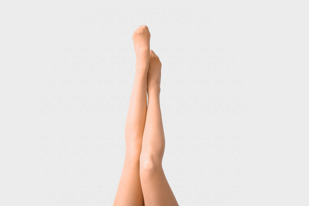 Kaunis nuori nainen sukkahousut kevyellä taustalla - Valokuva, kuva