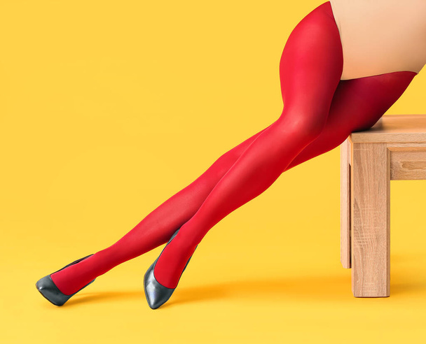 Beautiful young woman in tights on color background - Fotó, kép