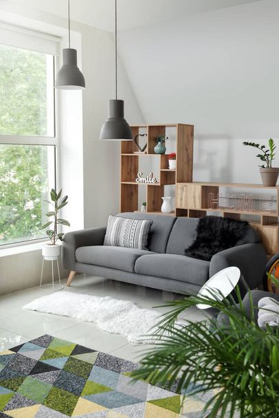 Стильний інтер'єр вітальні зі зручним диваном
 - Фото, зображення