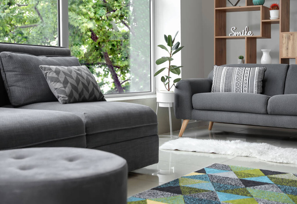 Стильний інтер'єр вітальні зі зручними диванами
 - Фото, зображення