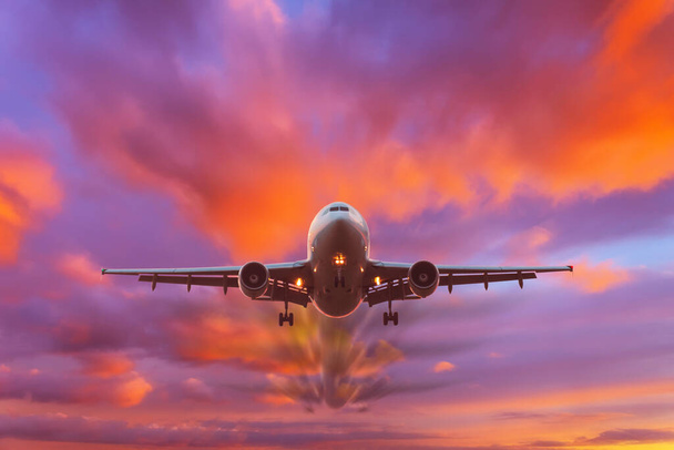 Wieczór piękne jasne niebo o zachodzie słońca z latającym samolotem pasażerskim - Zdjęcie, obraz