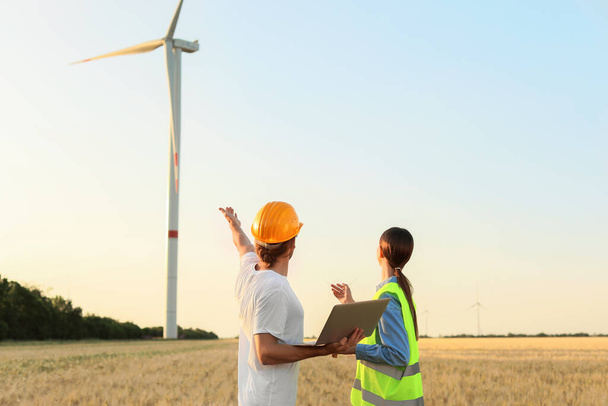 Inženýři na větrné elektrárně pro výrobu elektrické energie - Fotografie, Obrázek