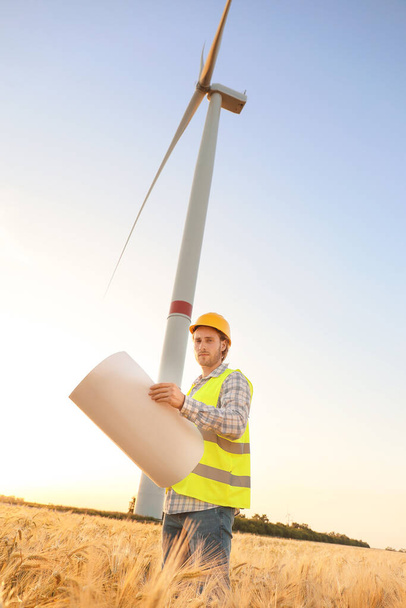 Ingénieur sur un parc éolien pour la production d'énergie électrique - Photo, image