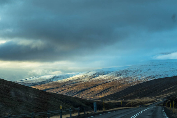 トゥルーロアイスランドの北から1番の道路を通過すると、谷や素晴らしい山々がたくさんあります - 写真・画像