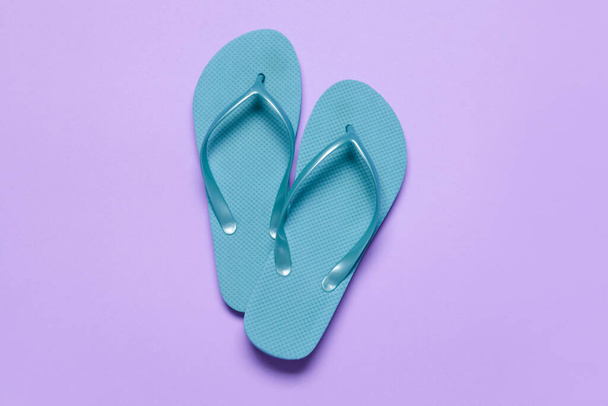 Stylish flip-flops on color background - Foto, Bild