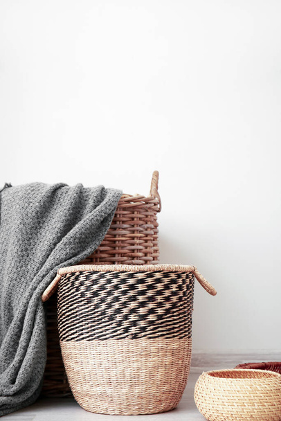 Плетені кошики з плетеними в кімнаті
 - Фото, зображення