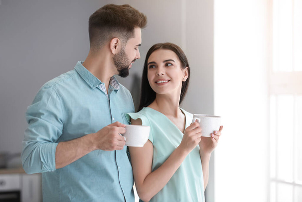 Ευτυχισμένο ζευγάρι που πίνει τσάι στο σπίτι. - Φωτογραφία, εικόνα