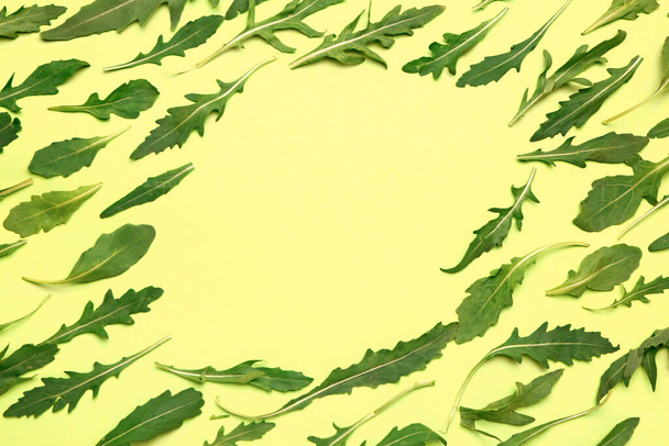 Marco hecho de rúcula fresca sobre fondo de color - Foto, Imagen