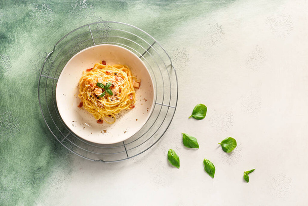 Plaat met lekkere pasta carbonara op kleur achtergrond - Foto, afbeelding