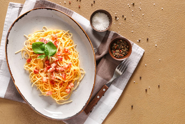 Plate with tasty pasta carbonara on color background - Zdjęcie, obraz