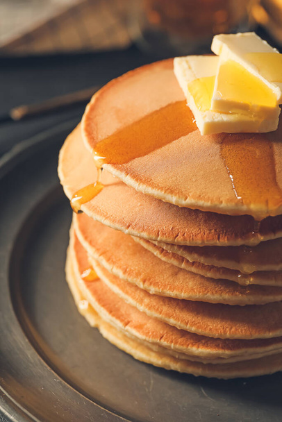 Pancake gustosi con burro e miele, primo piano - Foto, immagini