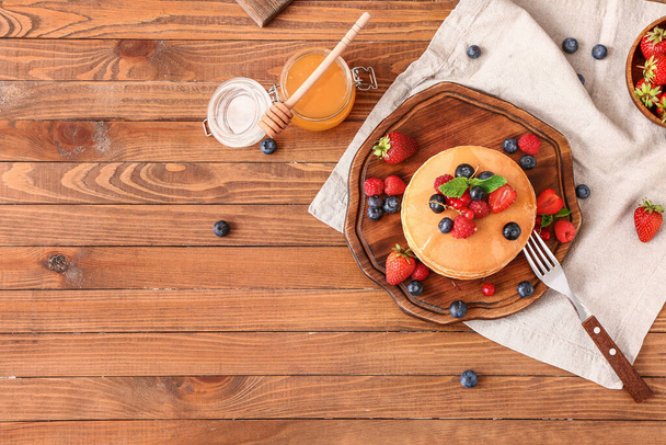 Sweet pancakes with berries on table - Foto, Imagen