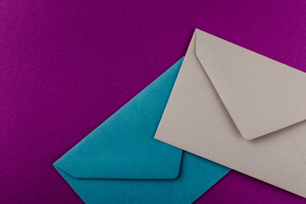 Colorful envelopes on a purple background. Mail envelopes on the table. - Foto, afbeelding