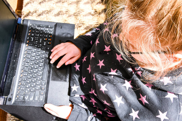 Девушка с компьютером. Фрилансер. Красивая девушка сидит в Интернете с помощью ноутбука. Девочка работает дома, учится дома, избирательно фокусируется
 - Фото, изображение