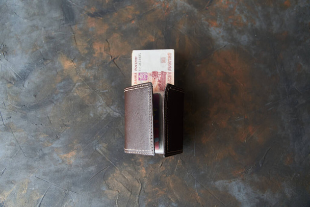 Ρωσικά ρούβλια. Πεντακόσια χαρτονομίσματα βγαίνουν από το πορτοφόλι.. - Φωτογραφία, εικόνα